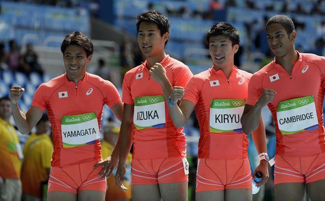 일본 스포츠는 릴레이 종목에 강하다. 수영의 계영이나 육상의 계주에서 올림픽 메달을 따낸 경험이 있다. 어려서부터 릴레이 종목을 많이 연습하는 데다 특유의 '쓰나구'('연결한다'는 뜻) 문화의 영향도 받았다. 사진은 일본 육상 400m 남자 계주팀이 2016년 브라질 리우데자네이루 올림픽 당시 예선을 마치고 포즈를 취하는 모습. 이들은 이 대회에서 은메달을 땄다. 리우=AP 뉴시스
