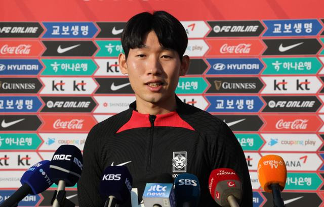 홍현석이 14일 서울 양천구 목동운동장에서 2026 국제축구연맹(FIFA) 복중미 월드컵 아시아지역 2차 예선 C조 1차전 싱가포르와의 경기를 앞두고 공식훈련 전 취재진과 인터뷰를 하고 있다. 연합뉴스