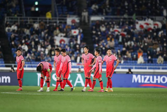 한국 축구 성인 대표팀이 일본에 최근 2연패를 당하는 등 연령별 대표팀에서도 열세를 보였다. 사진은 2021년 3월 25일 일본 요코하마에서 열린 한일전에서 0-3으로 완패한 뒤 대표팀 선수들이 아쉬워하는 모습. 당시 충격적인 패배로 인해 정몽규 대한축구협회장이 이례적으로 대국민 사과문을 발표하기도 했다. 대한축구협회 제공