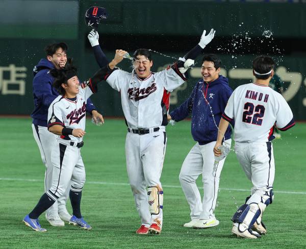 <yonhap photo-3793="">(도쿄=연합뉴스) 한종찬 기자 = 16일 일본 도쿄돔에서 열린 아시안프로야구챔피언십(APBC) 예선 1차전 대한민국과 호주의 경기. 10회말 무사 1,2루에서 노시환이 끝내기 안타를 친 뒤 환호하고 있다.&nbsp;</yonhap>