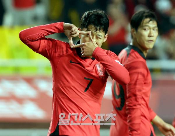 위르겐 클린스만 감독이 이끄는 대한민국 축구대표팀이 17일 오후 수원월드컵경기장에서 베트남 대표팀과 평가전을 펼쳤다.손흥민이 후반 골을 성공시키고 세리머니 하고있다. 수원=정시종 기자 capa@edaily.co.kr /2023.10.17.