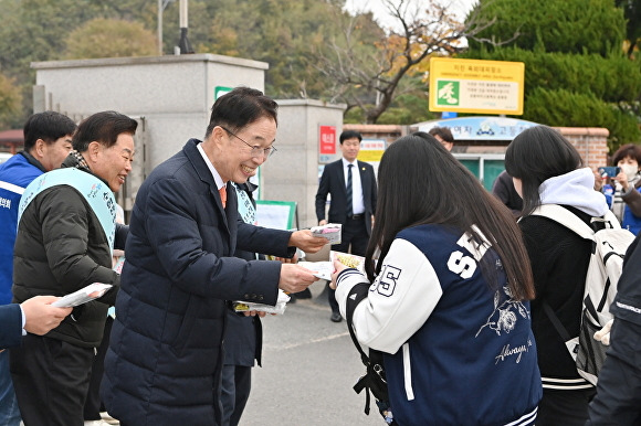 16일 오전 임종식 교육감이 포항여자고등학교에서 수험생을 격려하고 있다.  [사진=경북교육청]