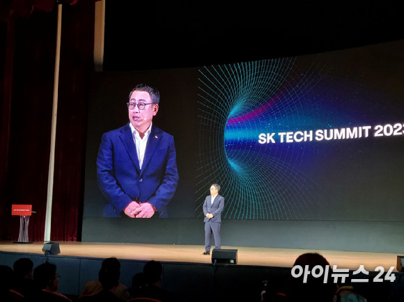 16일 오전 강남 코엑스에서 열린 SK 테크서밋 2023(SK TECH SUMMIT 2023)에서 유영상 SK텔레콤 대표 겸 ICT위원회 워원장이 축사하고 있다. [사진=안세준 기자]