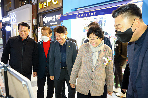 김경희 시장이 중앙로 개선 사업 현장을 둘러보고 있다. [사진=이천시]