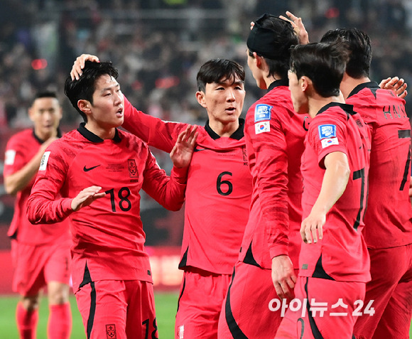 대한민국과 싱가포르의 2026 월드컵 아시아지역 2차 예선 C조 조별리그 1차전이 16일 오후 서울월드컵경기장에서 열렸다. 전반 한국 조규성이 선제골을 넣고 동료들과 기뻐하고 있다. [사진=정소희 기자]