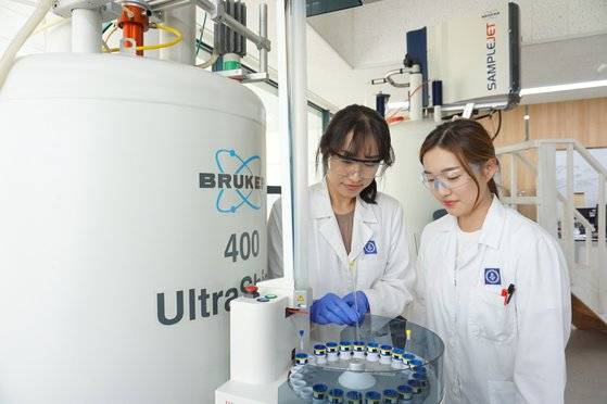 종근당 효종연구소 연구원들이 신약후보 물질 구조를 분석하고 있다. 사진 종근당