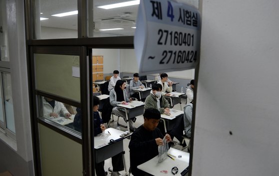 2024학년도 대학수학능력시험이 치러진 16일 오전 대전 한밭고를 찾은 수험생들이 1교시 국어영역시험을 기다리고 있다. 김성태 기자