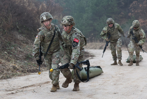 Soldiers from the U.S. 18th Medical Command, 618th Medical Company under the 65th Medical Brigade and 2nd Combat Aviation Brigade under the 2nd Infantry Division compete for the best medic title on Thursday at Rodriguez training site in Pocheon, Gyeonggi. [YONHAP]