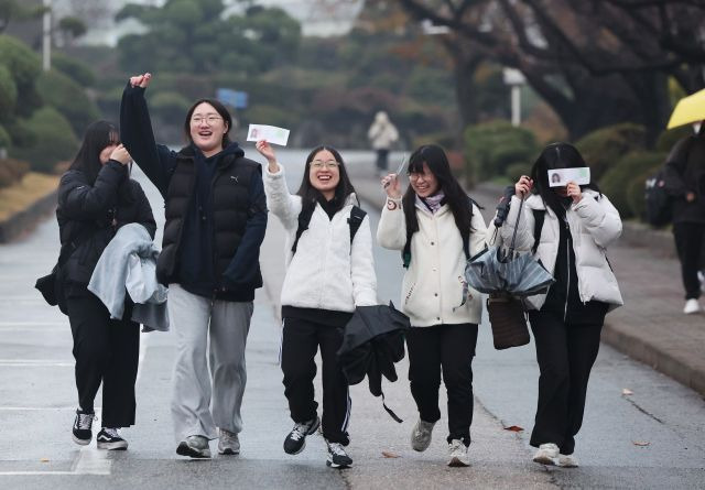 경기도 수원 팔달구 영복여자고등학교에서 16일 2024학년도 대학수학능력시험(수능)을 마친 수험생들이 환하게 웃으며 고사장을 나오고 있다. 연합뉴스