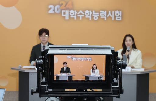 16일 정부세종청사 교육부에서 열린 2024 대학수학능력시험 국어영역 출제 경향 브리핑에서 윤윤구 한양대학교사범대학부속고(왼쪽), 윤혜정 덕수고 교사가 분석 내용을 설명하고 있다. 연합뉴스