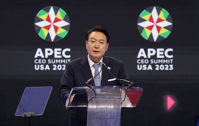 윤석열 대통령이 15일(현지시간) 미국 샌프란시스코 모스콘 센터에서 열린 '아시아태평양경제협력체(APEC) CEO 서밋'에서 기조연설을 하고 있다.  샌프란시스코 이승환 기자