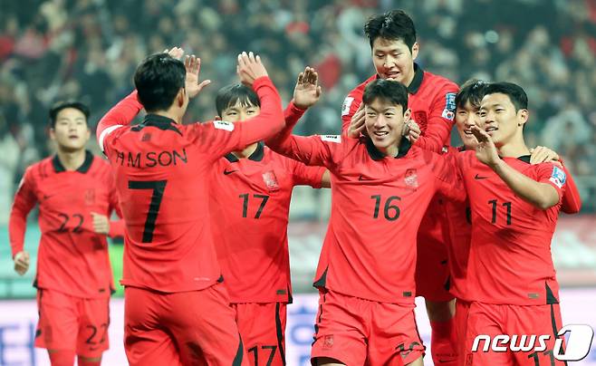 (서울=뉴스1) 김성진 기자 = 대한민국 축구대표팀 황의조가 16일 서울 마포구 서울월드컵경기장에서 열린 2026 FIFA 북중미 월드컵 아시아 지역 2차 예선 C조 조별리그 대한민국과 싱가포르의 경기에서 페널티 킥으로 팀의 네 번째 골을 넣은 후 하이파이브를 하고 있다. 2023.11.16/뉴스1  Copyright (C) 뉴스1. All rights reserved. 무단 전재 및 재배포,  AI학습 이용 금지.