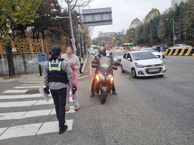 16일 오전 서울 양천구 금옥여자고등학교 정문 앞에서 한 수험생이 백암고등학교로 가는 길을 경찰관에게 물어보고 있다. 김영철 기자