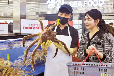 고객이 롯데마트 제타플렉스 서울역점에서 킹크랩 상태를 확인하고 있다. [롯데쇼핑 제공]