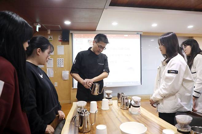 지난 10월 대구관광고 3학년 학생들이 영남이공대학교에서 바리스타 실습을 체험하고 있는 모습 *재판매 및 DB 금지