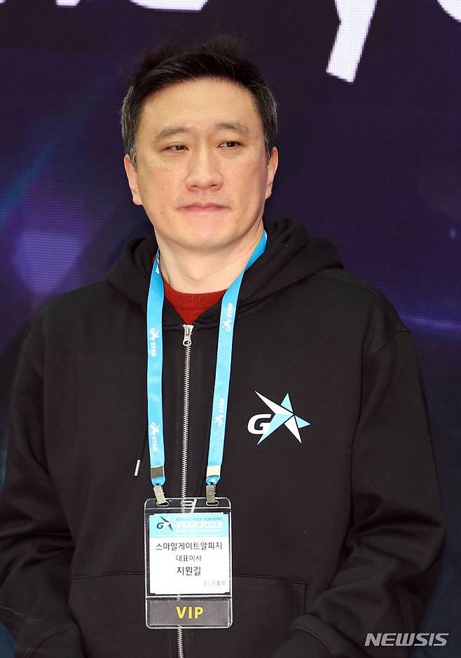 [부산=뉴시스] 하경민 기자 = 지원길 스마일게이트알피지 대표이사가 16일 오전 부산 해운대구 벡스코 제1전시장 앞에서 열린 국제게임전시회 '지스타 2023' 개막식에 참석했다. 2023.11.16. yulnetphoto@newsis.com