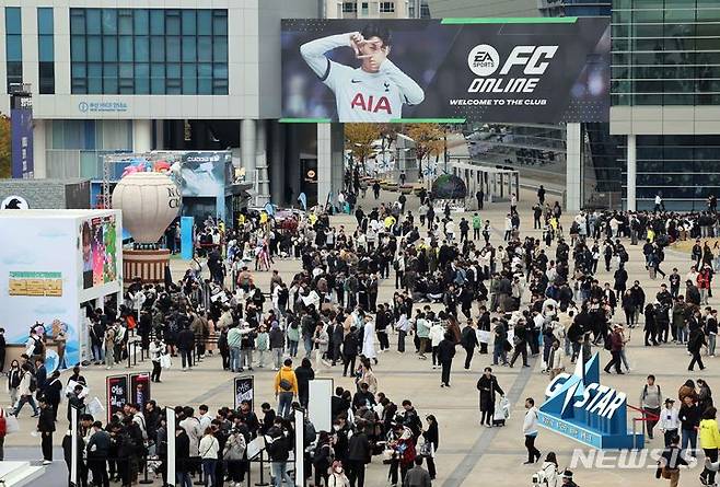 [부산=뉴시스] 하경민 기자 = 국제게임전시회 '지스타 2023'가 개막한 16일 부산 해운대구 벡스코 야외전시장에 관람객들이 몰려 북적이고 있다. 오는 19일까지 나흘 동안 열리는 올해 지스타는 42개국 1037개사가 참가해 게임전시를 비롯해 비즈니스 네트워크 파티, 게임 컨퍼런스, 지스타 인디쇼케이스, 서브컬처게임페스티벌, 게임 코스프레 어워즈, 인디어워즈, 이스포츠 등 다양한 행사를 진행한다. 2023.11.16. yulnetphoto@newsis.com