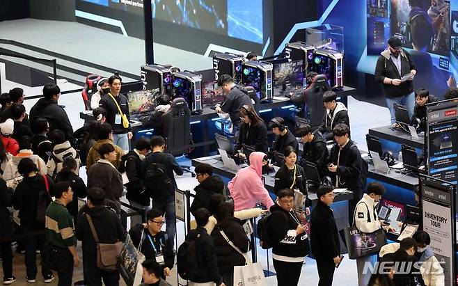 [부산=뉴시스] 하경민 기자 = 국제게임전시회 '지스타 2023'가 개막한 16일 부산 해운대구 벡스코 야외전시장에 관람객들이 신작 게임을 즐기고 있다. 오는 19일까지 나흘 동안 열리는 올해 지스타는 42개국 1037개사가 참가해 게임전시를 비롯해 비즈니스 네트워크 파티, 게임 컨퍼런스, 지스타 인디쇼케이스, 서브컬처게임페스티벌, 게임 코스프레 어워즈, 인디어워즈, 이스포츠 등 다양한 행사를 진행한다. 2023.11.16. yulnetphoto@newsis.com