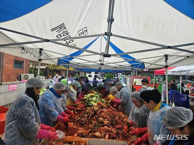 [성남=뉴시스] 성남시 성남동 유관단체 회원들이 김장을 담고 있다.