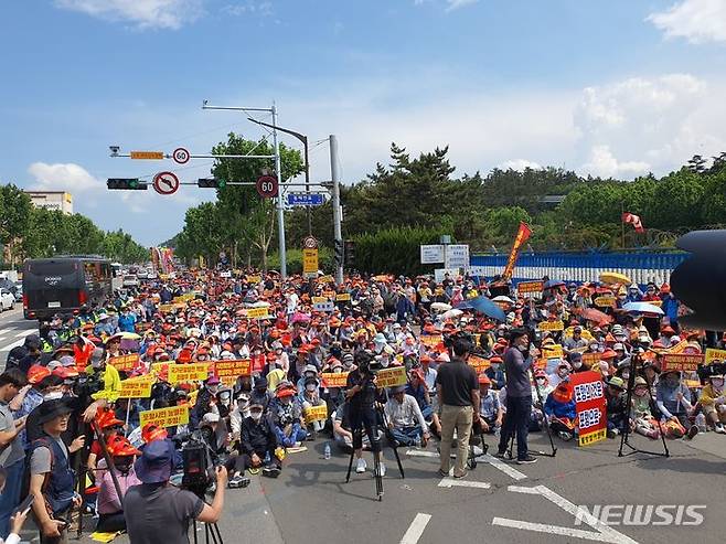 [포항=뉴시스] 강진구 기자 = 포스코지주사·미래기술연구원 포항이전 범시민대책위원회(위원장 강창호)는 15일 오후 경북 포항시 포스코 본사 앞에서 ‘범대위 활동 시민 보고대회 및 최정우 퇴출! 시민 총궐기대회’를 개최했다.2023.06.15.dr.kang@newsis.com