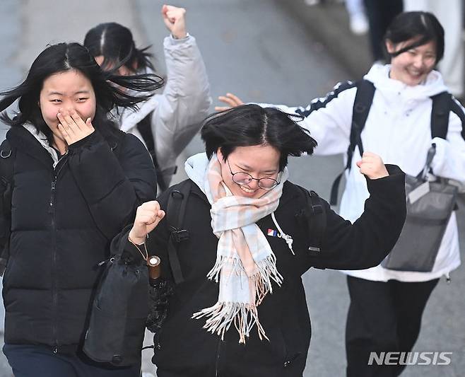 [수원=뉴시스] 김종택기자 = 2024학년도 대학수학능력시험일인 16일 오후 경기도 수원시 팔달구 영복여자고등학교에서 시험을 마친 수험생들이 환한 표정으로 고사장을 나서고 있다. 2023.11.16. jtk@newsis.com