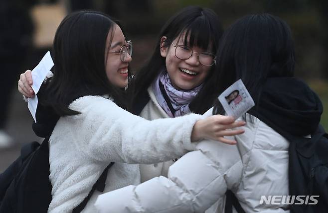 [수원=뉴시스] 김종택기자 = 2024학년도 대학수학능력시험일인 16일 오후 경기도 수원시 팔달구 영복여자고등학교에서 시험을 마친 수험생들이 환한 표정으로 고사장을 나서고 있다. 2023.11.16. jtk@newsis.com