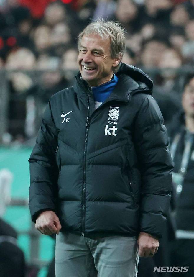 [서울=뉴시스] 김진아 기자 = 16일 서울월드컵경기장에서 열린 2026 피파 북중미 월드컵 아시아 지역 2차 예선 대한민국 대 싱가포르 경기, 대한민국 위르겐 클린스만 대한민국 감독이 작전을 지시하고 있다. 2023.11.16. bluesoda@newsis.com