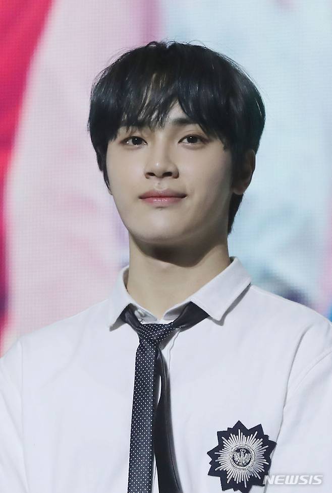 [서울=뉴시스] 조수정 기자 = 신인 보이그룹 더보이즈(THE BOYZ) 주학년이 29일 오후 서울 회기동 경희대 평화의전당에서 열린 미니 3집 앨범 '디 온리(THE ONLY)' 발매 기념 미디어 쇼케이스에서 포즈를 취하고 있다. 2018.11.29. chocrystal@newsis.com