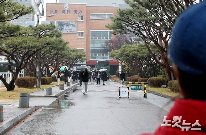 16일 대입수능이 치러진 청주고등학교에서 시험을 마친 수험생들이 시험장을 나오고 있다. 최범규 기자