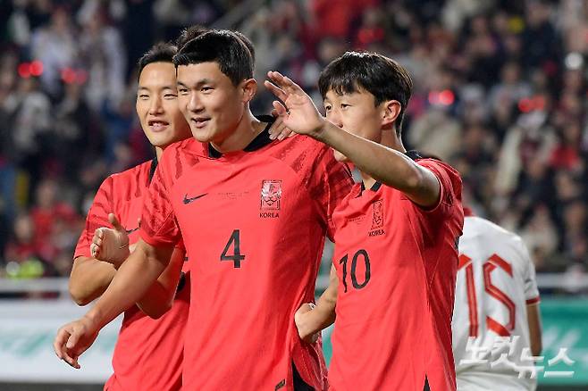 17일 수원월드컵경기장에서 열린 축구 국가대표 평가전 대한민국과 베트남의 경기, 전반전 팀의 첫 번째 골을 성공시킨 김민재가 동료들의 축하를 받고 있다. 박종민 기자