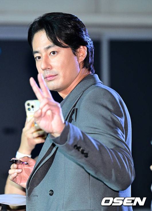 [OSEN=최규한 기자] 3일 오후 서울 성수동 에스팩토리에서&nbsp;디즈니+ 오리지널 시리즈 '무빙' 블루카펫 행사가 열렸다.'무빙'은 초능력을 숨긴 채 현재를 살아가는 아이들과 아픈 비밀을 감춘 채 과거를 살아온 부모들의 이야기를 그린 휴먼 액션 시리즈다.배우 조인성이 행사에 참석해 포즈를 취하고 있다. 2023.08.03 / dreamer@osen.co.kr