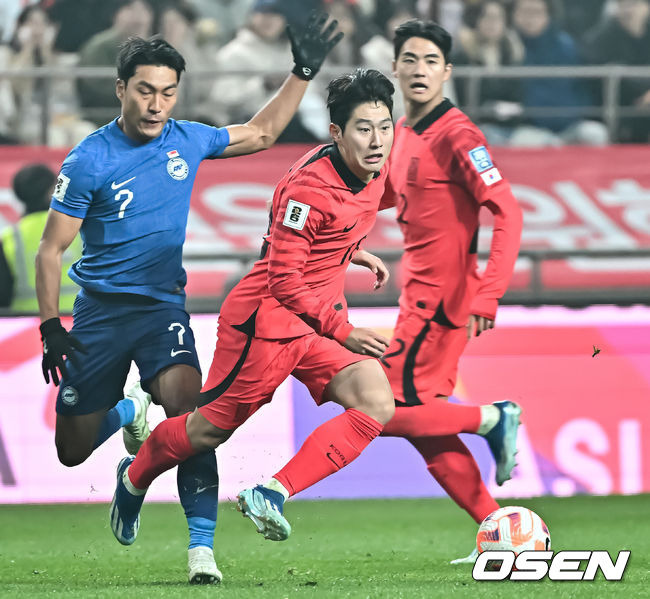 [OSEN=서울월드컵경기장, 박준형 기자] 위르겐 클린스만 감독이 이끄는 대한민국 축구 대표팀과 싱가포르의 2026 북중미 월드컵 아시아 2차 예선 C조 1차전이 16일 서울 마포구 서울월드컵경기장에서 열렸다.후반 이강인이 드리블을 하고 있다.  2023.11.16 / soul1014@osen.co.kr