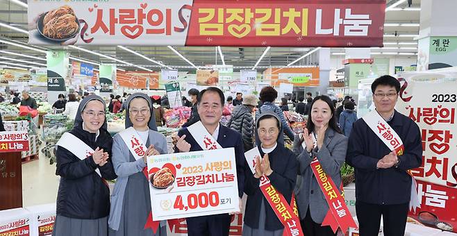 16일 서울 서초구 하나로마트양재점에서 열린 ‘사랑의 김장 김치 나눔’ 행사에서 신영호(왼쪽 세 번째) 농협유통·농협하나로유통 대표이사가까리따스 방배종합사회복지관 등 5개 단체에 김장 김치 4천 포기를 전달하고 있다. 