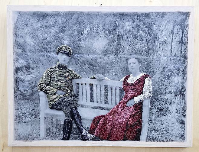 아리사 카와베 작가의 Unsung-memory-V-Soldat-und-Die-Frau-Embroidery Photo, 31 x 41㎝, 2021.