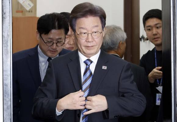 13일 이재명 더불어 민주당 대표가 국회에서 열린 최고위원회의에 참석 하고 있다.안주영 전문기자