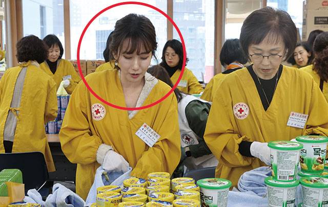 15일 서울 중구 대한적십자사 서울사무소에서 열린 연말 이웃 돕기 적십자 '2023 사랑의 선물' 제작 행사에서 한동훈 법무부 장관의 부인 진은정 변호사 등 국무위원 부인들이 선물을 포장하고 있다. 연합뉴스