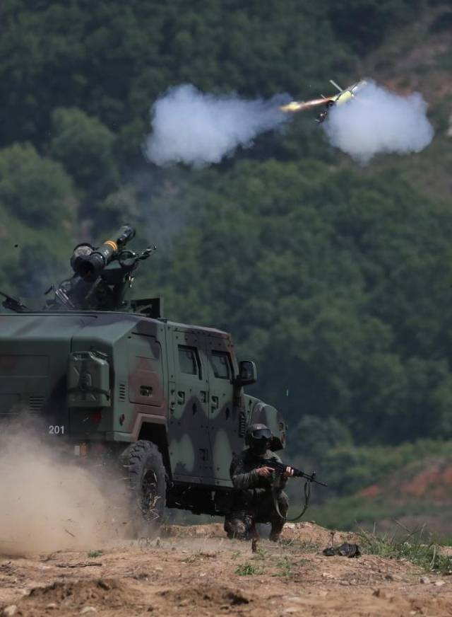 육군7군단 장병이 경기도 파주시 일대 훈련장에서 보병용 중거리 유도무기 ‘현궁’을 발사하고 있다. 사진 제공=국방일보