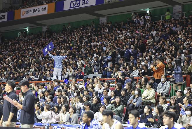 지난 10월22일 부산 사직실내체육관에서 열린 전주 KCC의 홈 개막전에 만원 관중이 드어차 응원하고 있다. 연합뉴스