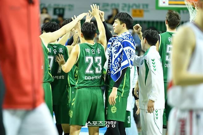 승리에 기뻐하는 DB 선수들 | KBL 제공