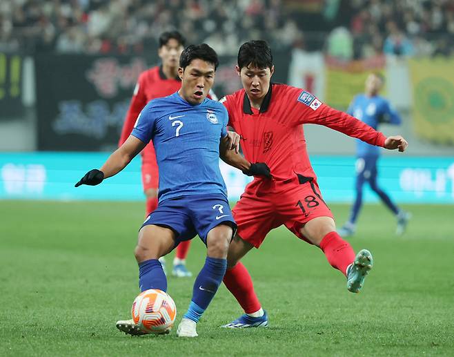 싱가포르 축구대표팀의 송의영(왼쪽)이 16일 서울월드컵경기장에서 열린 2026 북중미 월드컵 아시아 2차 예선 C조 1차전 한국과 경기에서 한국의 이강인과 볼을 다투고 있다.  연합뉴스