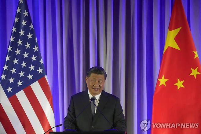 APEC 정상회의 만찬행사에 참석한 中 시진핑 주석 (샌프란시스코 AP=연합뉴스) APEC(아시아태평양경제협력체) 정상회의 참석차 미국 샌프란시스코를 방문한 시진핑 중국 국가주석이 15일(현지시간) 재계 지도자들과의 만찬에서 연설하고 있다. 시 주석은 이날 오전 샌프란시스코 외곽의 사유지 '필롤리 가든'에서 조 바이든 미국 대통령과 두 번째 정상회담을 가졌다. 2023.11.16 kjw@yna.co.kr