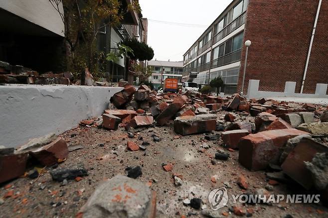 포항 지진 이재민 이사 (포항=연합뉴스) 김준범 기자 = 지진 피해를 본 이재민들이 22일 오전 경북 포항시 북구 환호동 대동빌라에서 짐을 빼 이사하고 있다. 포항시는 지진 피해로 집이 부서지거나 기울어져 철거 대상인 대동빌라, 흥해읍 대성아파트 등 328가구를 LH(한국토지주택공사) 임대아파트로 옮기기로 했다. 2017.11.22 psykims@yna.co.kr