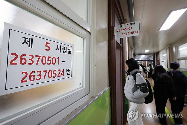 긴장감 흐르는 수능 고사장 (광주=연합뉴스) 천정인 기자 = 수능일인 16일 오전 광주 북구 경신여고 고사장에서 수험생들이 시험 시작 시간을 기다리고 있다. 2023.11.16 iny@yna.co.kr