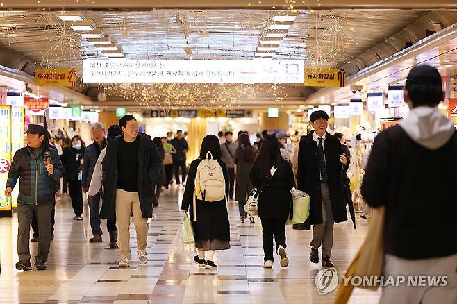 수능이 끝나고 붐비는 지하상가 (대전=연합뉴스) 강수환 기자 = 2024학년도 대학수학능력시험이 끝난 16일 오후 7시 30분께 대전 중구 은행동 지하상가에 사람들이 붐비고 있다. 2023.11.16 swan@yna.co.kr