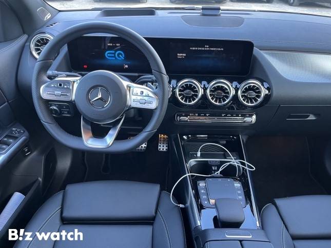 벤츠 EQA 250 1열. 1열에는 10.25인치 디스플레이가 장착됐다. 애플 카플레이 등을 이용하면 중앙 디스플레이 사용이 보다 편리해진다. 순정 내비게이션은 다소 불편하다./사진=정민주기자