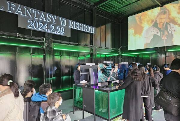 - 반다이남코 부스에서 파이널판타지7 리버스를 시연 중인 관람객들