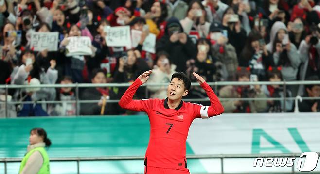 대한민국 축구대표팀 손흥민이 16일 서울 마포구 서울월드컵경기장에서 열린 2026 FIFA 북중미 월드컵 아시아 지역 2차 예선 C조 조별리그 대한민국과 싱가포르의 경기에서 팀의 세 번째 골을 터뜨린 후 관중석을 향해 호응을 유도하고 있다. 2023.11.16/뉴스1 ⓒ News1 김성진 기자