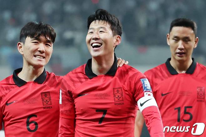 16일 서울 마포구 서울월드컵경기장에서 열린 2026 FIFA 북중미 월드컵 아시아 지역 2차 예선 C조 조별리그 대한민국과 싱가포르의 경기에서 손흥민이 슛을 성공시킨 뒤 동료들과 기쁨을 나누고 있다. 2023.11.16/뉴스1 ⓒ News1 민경석 기자