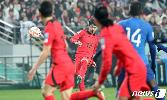 대한민국 축구대표팀 이강인이 16일 서울 마포구 서울월드컵경기장에서 열린 2026 FIFA 북중미 월드컵 아시아 지역 2차 예선 C조 조별리그 대한민국과 싱가포르의 경기에서 패스를 하고 있다. 2023.11.16/뉴스1 ⓒ News1 김성진 기자