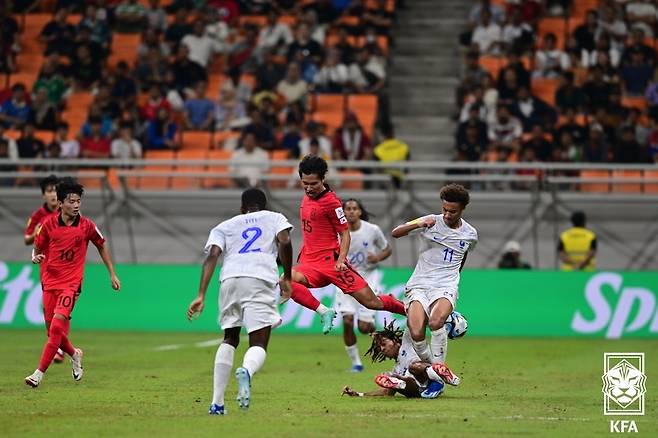 15일 오후 인도네시아 자카르타 인터내셔널 스타디움에서 열린 2023 국제축구연맹(FIFA) 17세 이하(U-17) 월드컵 조별예선 2차전 대한민국과 프랑스의 경기, 서정혁이 상대 수비에 둘러싸여 있다. (대한축구협회 제공) 2023.11.15/뉴스1